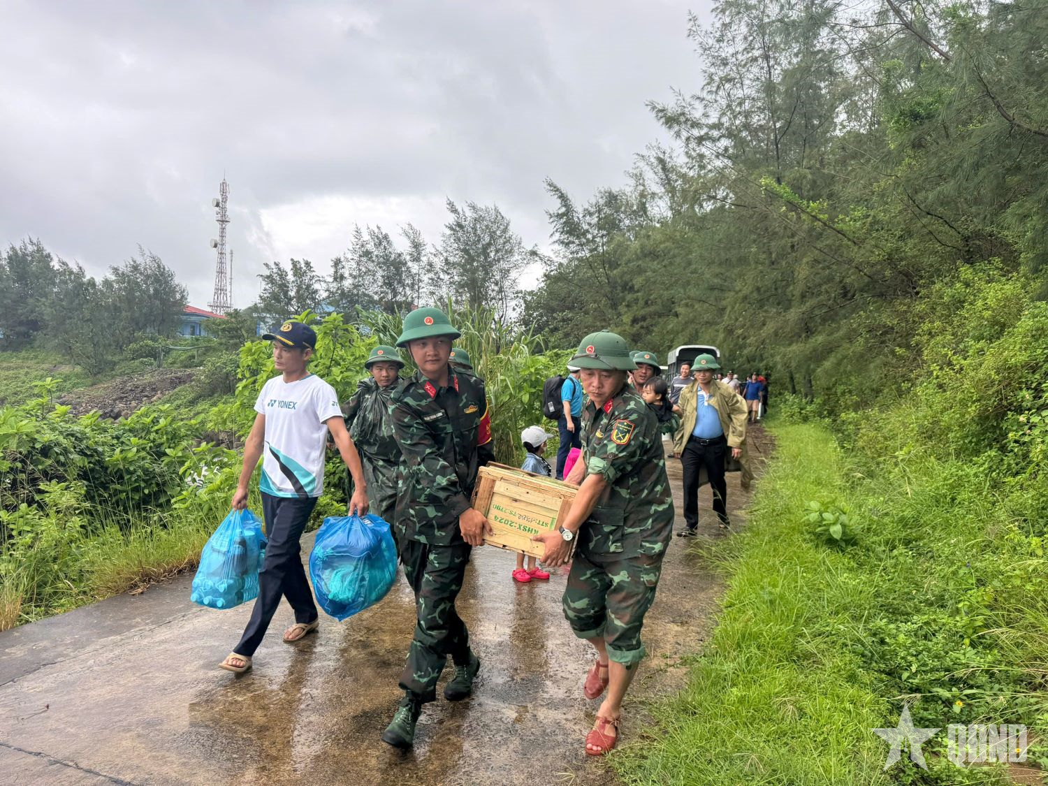 Quảng Trị: Quân và dân đặc khu Cồn Cỏ vào hầm tránh trú bão